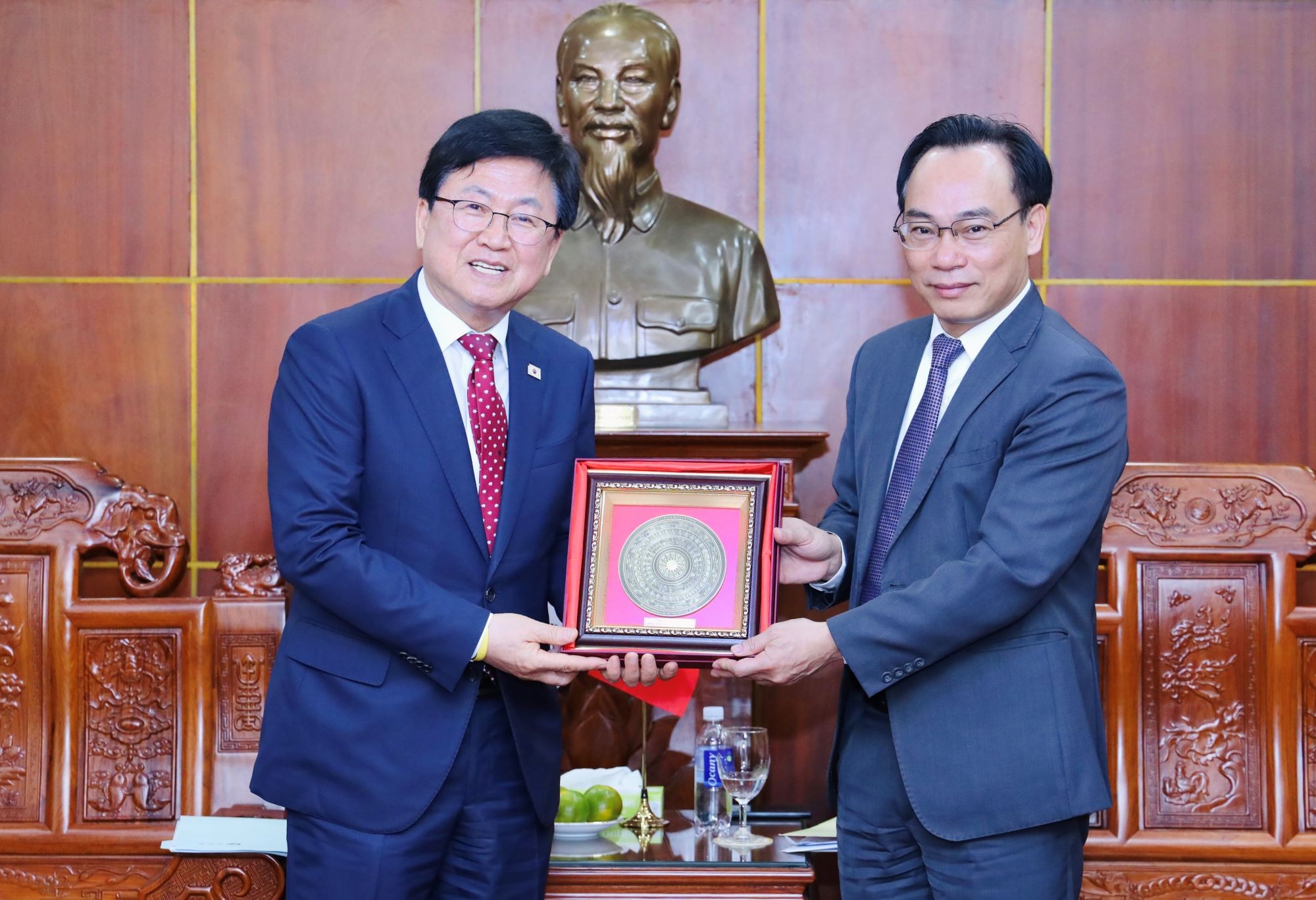 Quyền Bộ trưởng Hoàng Minh Sơn và Bộ trưởng Bộ Giáo dục Hàn Quốc tặng quà lưu niệm tại buổi tiếp. han-quoc1.jpg
