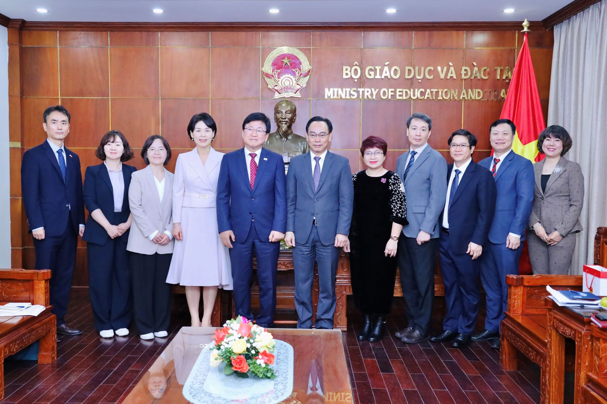Quyền Bộ trưởng Hoàng Minh Sơn và đại diện lãnh đạo một số đơn vị thuộc Bộ GD&ĐT chụp ảnh lưu niệm cùng đoàn công tác Bộ Giáo dục Hàn Quốc. han-quoc.jpg