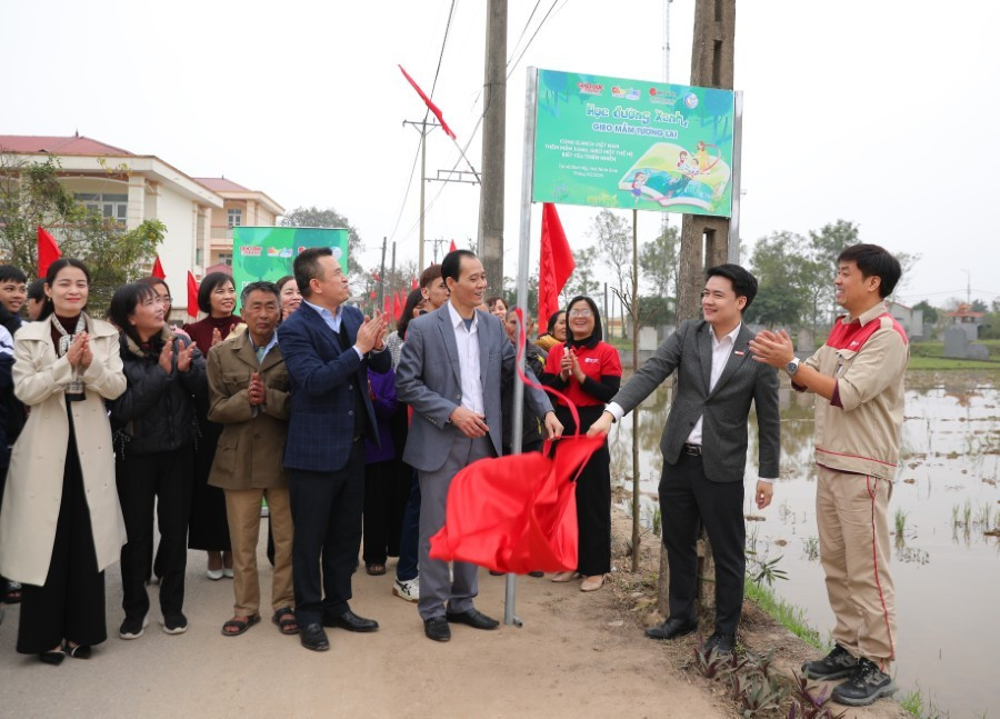 Đại diện UBND xã Bình Mỹ, lãnh đạo Elmich Việt Nam, đại diện Ban biên tập Ấn phẩm Cầu Vồng Tuổi thơ cùng cán bộ, Trung Tâm Đăng Nhập MM88 Chính Thức Mới, MM886 slot game, bắn cá, lô đề, đá gà và người dân địa phương tham gia bàn giao 2 tuyến đường.