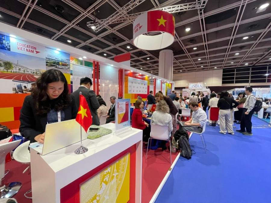 Gian trưng bày của Việt Nam thu hút sự quan tâm của đông đảo đại biểu. khai-mac-hoi-thao-trien-lam-giao-duc-quoc-te-khu-vuc-chau-a-thai-binh-duong-2.jpg