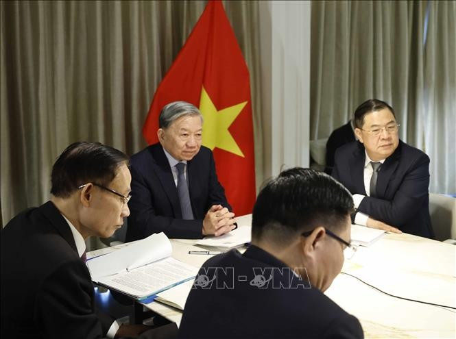 tong-bi-thu-to-lam-dien-dam-voi-cac-nghi-sy-hoa-ky2.jpg