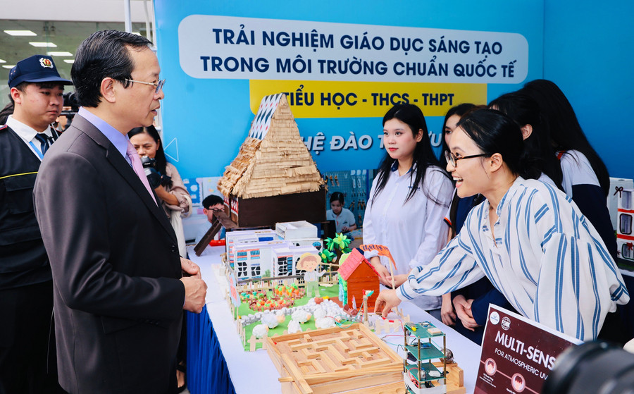Thứ trưởng Thường trực Bộ GD&ĐT Phạm Ngọc Thưởng thăm khu vực trưng bày trong khuôn khổ Cuộc thi Khoa học kỹ thuật cấp quốc gia dành cho MM886 slot game, bắn cá, lô đề, đá gà THCS, THPT năm học 2025 - 2026. Ảnh: Nguyễn Mạnh can-he-sinh-thai-dong-bo.jpg