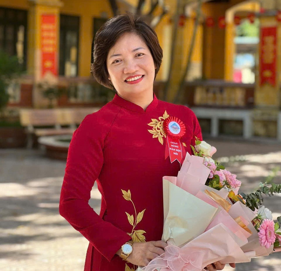 Bà Bùi Thị Ngọc Lương, Hiệu trưởng Trường Tiểu học Tây Tựu A. bf56e90a-a71c-4836-95f8-1f0c9585504c.jpg