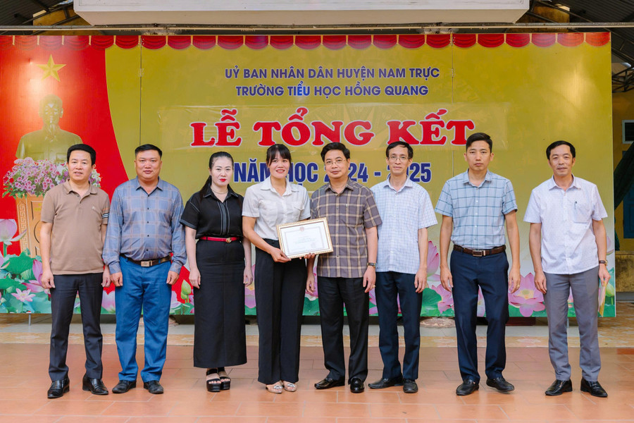 Lãnh đạo UBND huyện Nam Trực tặng Giấy khen cho cô Nguyễn Thị Mai. Ảnh: MM88b nhà cái cung cấp. khen-5.jpg