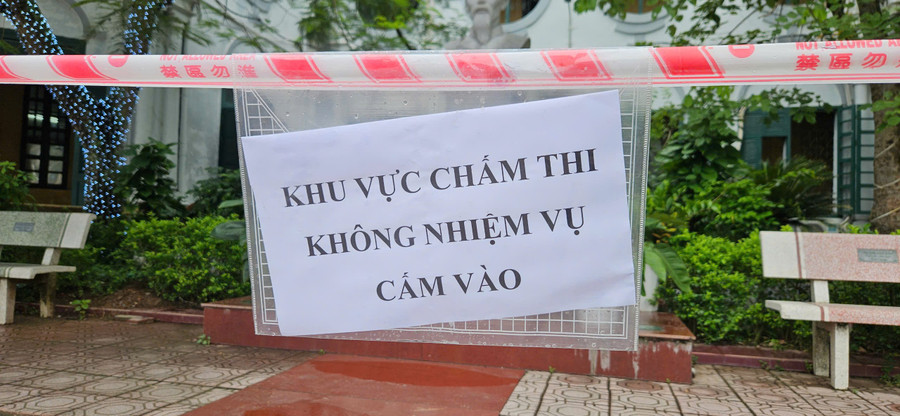 Khu vực chấm thi được bảo vệ nghiêm ngặt 24/24h dưới sự giám sát của cán bộ an ninh. Ảnh: Đình Tuệ. thi.jpg