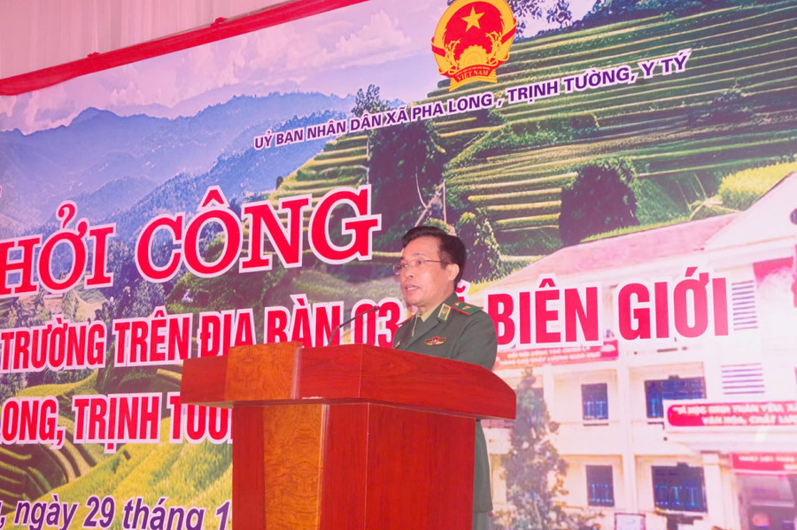 Thiếu tướng Vũ Quốc Ân nêu bật ý nghĩa của việc khởi công xây dựng trường nội trú các xã biên giới. tru-5.jpg