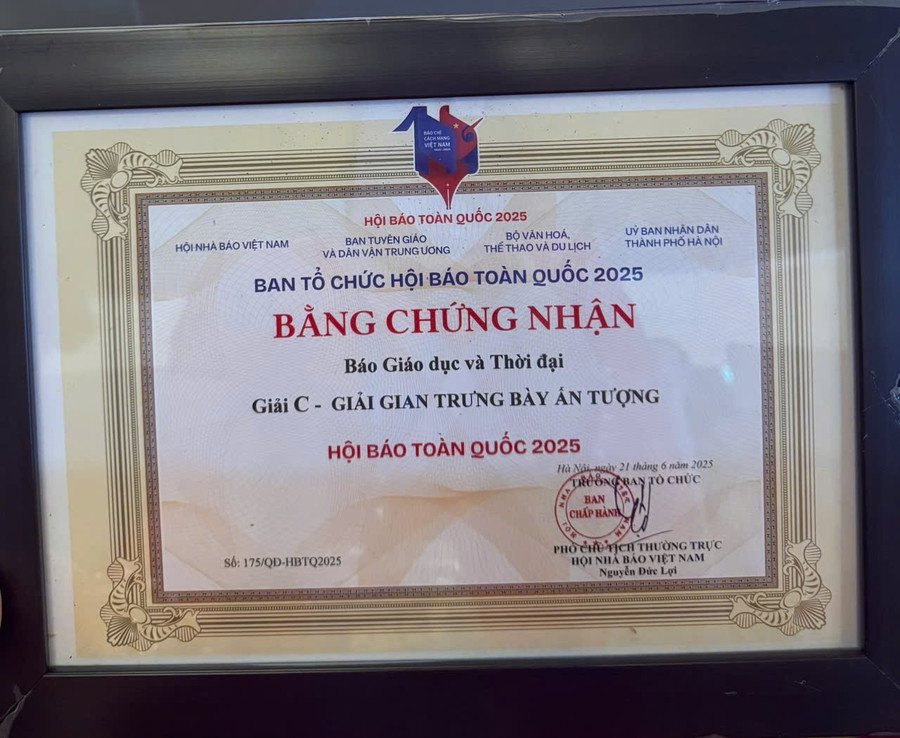 Giấy chứng nhận đoạt giải C gian trưng bày ấn tượng của Báo Giáo dục và Thời đại. hoi-bao-1.jpg
