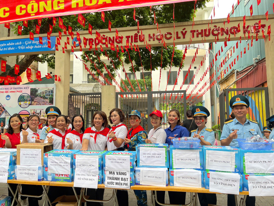 Những chai nước lọc miễn phí được phát cho người dân tại cổng Trường Tiểu học Lý Thường Kiệt khi tham gia đại lễ A80.