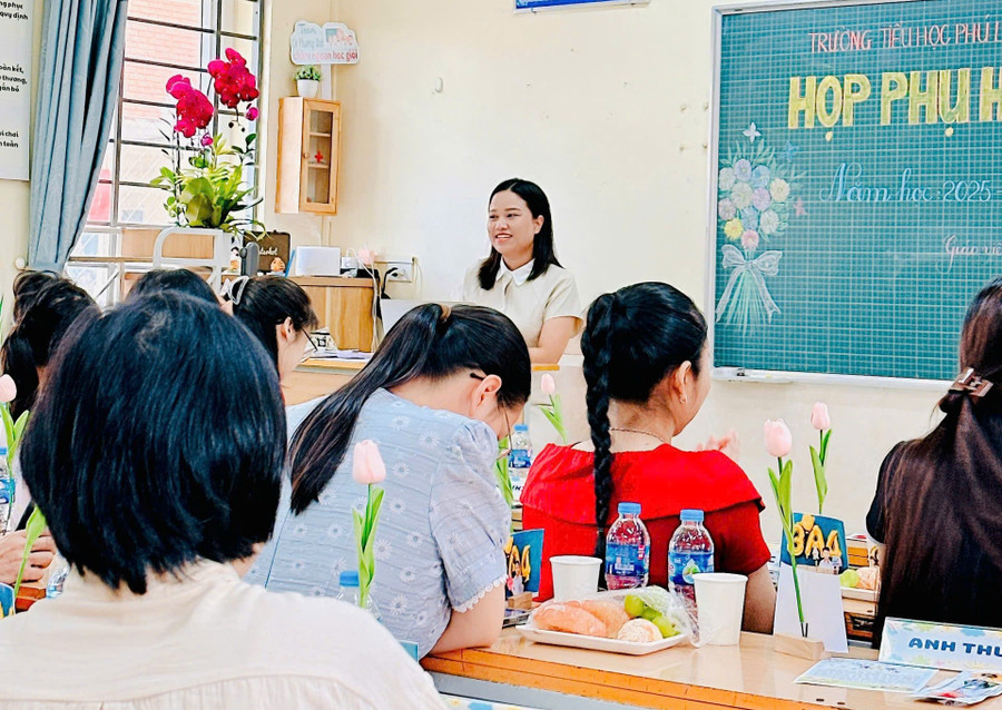 Cô giáo trao đổi một số định hướng trong năm học mới để phối hợp cùng phụ huynh giáo dục trẻ. hop-3.jpg