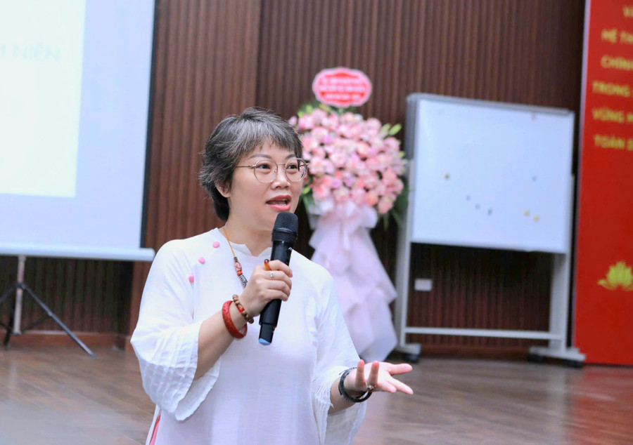 PGS.TS Trần Thu Hương trao đổi với phụ huynh về những đặc điểm tâm sinh lý tuổi vị thành niên. Ảnh: Đình Tuệ. nhan-van.jpg