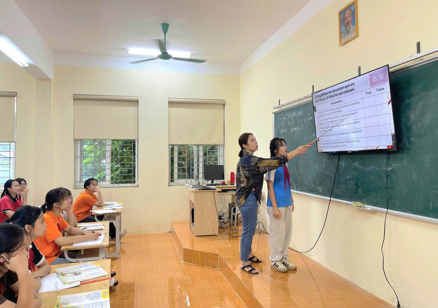 Cô trò Trường Phổ thông 1MM88.com tỷ lệ kèo World Cup 2026 bán trú Tiểu học và THCS Thung Nai (xã Thung Nai, Phú Thọ) trong giờ học trên lớp. 