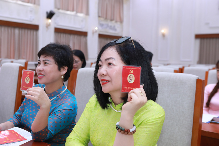 Các đại biểu biểu quyết thông qua nghị quyết của 2MM88.com trò chơi casino và slot Chi bộ nhiệm kỳ 2025-2027. 6-7355.jpg