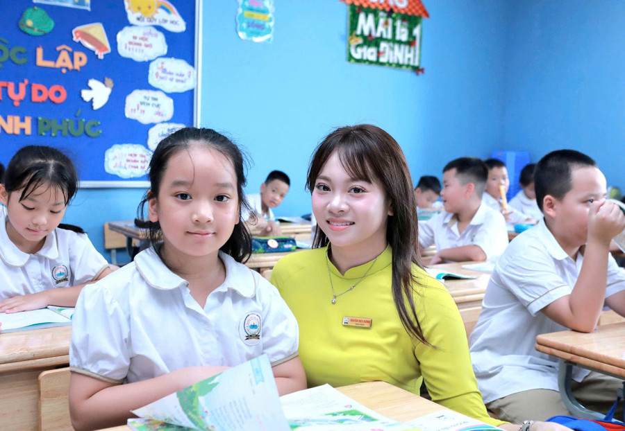 Cô trò Trường Tiểu học Đại Mỗ 3 (Tây Mỗ, Hà Nội) trong buổi học đầu tiên của năm học mới 2025-2026. Ảnh: Đình Tuệ.