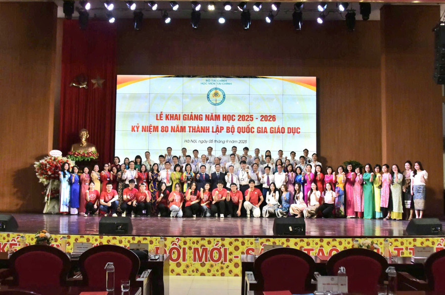 Tập thể sư phạm Học viện Tài chính chụp ảnh cùng MM888 Việt Nam Tải App tại lễ khai giảng năm học mới 2025-2026. tc-4.jpg
