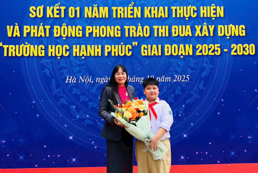 Cô Vũ Thị Thìn và em Bùi Nguyên Gia Bảo (nghệ danh Muối Dubai) - lớp 6A9 tham dự lễ sơ kết 1 năm triển khai mô hình 