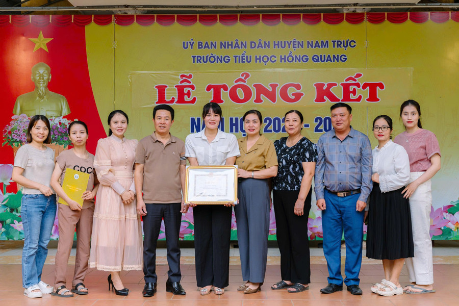 Cô nguyễn Thị Mai (thứ 5 từ trái sang) chụp ảnh cùng các đồng nghiệp tại trường. Ảnh: MM88b nhà cái cung cấp. khen-7.jpg