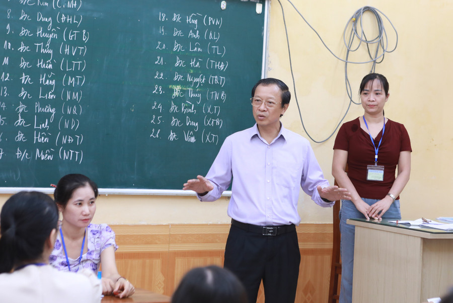 Thứ trưởng Phạm Ngọc Thưởng yêu cầu các cán bộ làm công tác chấm thi cần tập trung làm tốt nhiệm vụ theo đúng quy chế. Ảnh: Đình Tuệ. 2.jpg