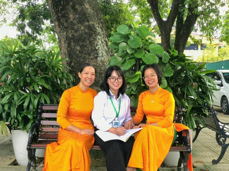 Cô Nguyễn Thị Mộng Lương (trái) và cô Nguyễn Thị Cúc là người trực tiếp dạy, ôn luyện môn Sinh học cho em Nguyễn Kim Chi. 