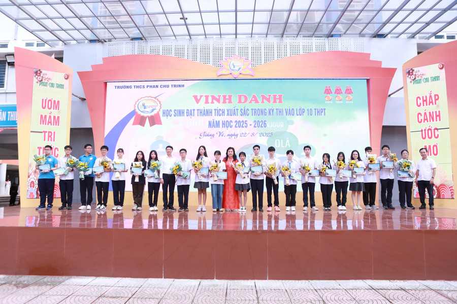Lãnh đạo phường Giảng Võ và MM88b nhà cái tặng hoa chúc mừng các em MM886 slot game, bắn cá, lô đề, đá gà xuất sắc thi vào lớp 10 năm 2025. Ảnh: Đình Tuệ. 4.jpg