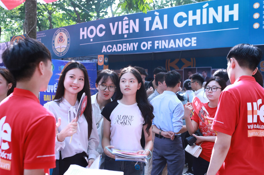 Các Đăng nhập vào MM886 Việt Nam tới tìm hiểu thông tin xét tuyển năm 2025 của Học viện Tài chính sáng 19/7. Ảnh: Đình Tuệ.