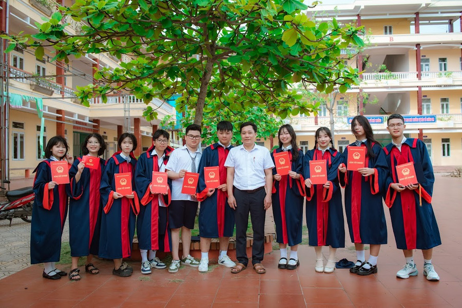 Minh Anh (thứ 2 từ trái sang) và các bạn chụp ảnh cùng thầy Hiệu trưởng lưu giữ hình ảnh kỷ niệm tại mái trường THCS Giao Thủy. Ảnh: NVCC. giao-thuy-2.jpg