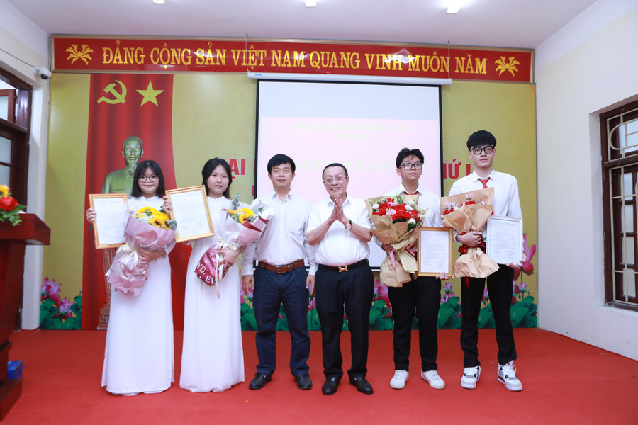 4 quần chúng ưu tú được Chi bộ 3, Đảng bộ Trường THPT Lê Lợi kết nạp vào Đảng hồi tháng 6/2025. a1.jpg