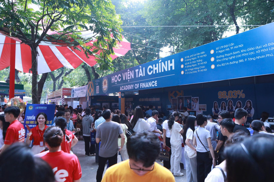 Đông đảo Đăng nhập vào MM886 Việt Nam và người nhà tới tìm hiểu thông tin Đăng Ký MM88.COM Ngay +88K của Học viện Tài chính năm 2025. Ảnh: Đình Tuệ. hv-tai-chinh.jpg
