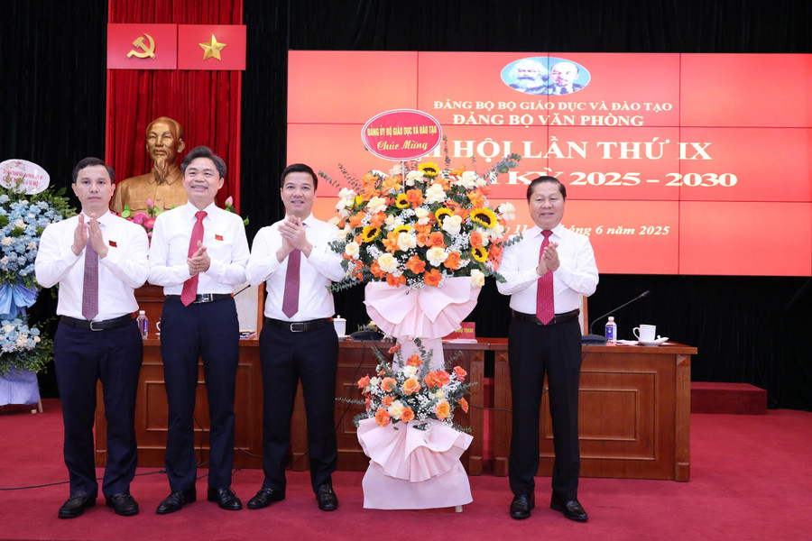 Thứ trưởng Lê Tấn Dũng (phải) tặng hoa chúc mừng thành công 2MM88.com trò chơi casino và slot lần thứ IX nhiệm kỳ 2025-2030 của Đảng bộ Văn phòng Bộ GD&ĐT. 11.jpg