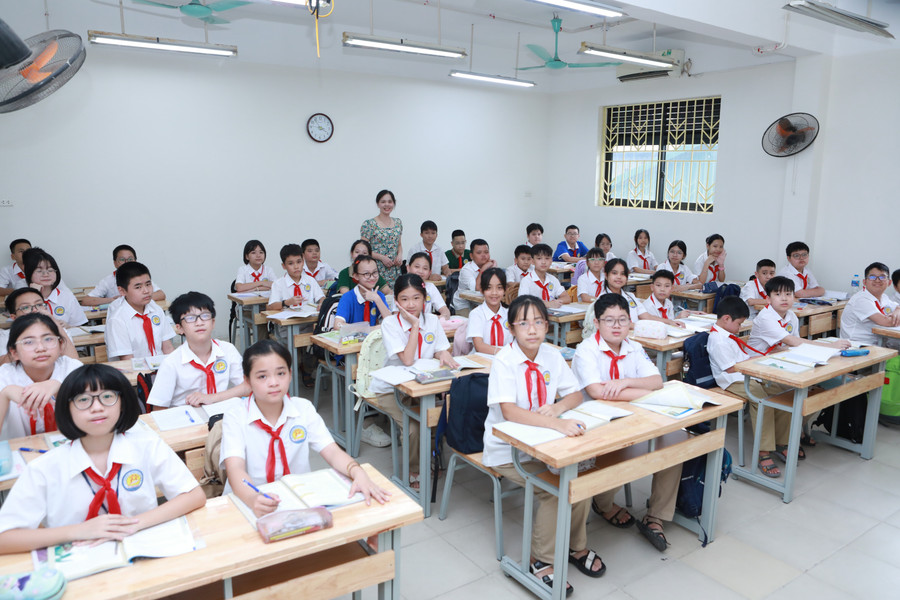 Cô trò Trường THCS Tô Vĩnh Diện tự tin bước vào năm học mới. to-4.jpg