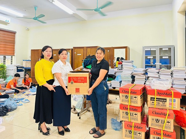 Phụ huynh Trường THCS Tây Đằng đến tận trường gửi tặng 100 cuốn vở để gửi đến MM886 thể thao, casino live, slot game vùng lũ.