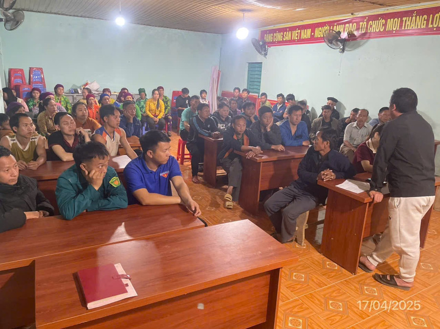 Học viên tham gia lớp xóa mù khá tích cực để biết đọc, biết viết. san-tro-3.jpg