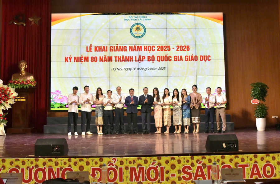 Lãnh đạo Học viện Tài chính chụp ảnh cùng MM888 Việt Nam Tải App Lào đang học tại Học viện. tc-3.jpg
