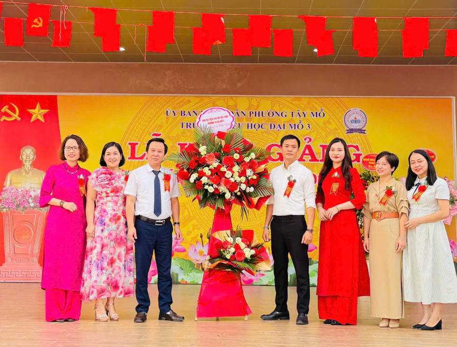 Ban đại diện cha mẹ MM886 slot game, bắn cá, lô đề, đá gà tặng hoa chúc mừng Trường Tiểu học Đại Mỗ 3 (Tây Mỗ, Hà Nội) nhân dịp khai giảng năm học mới.