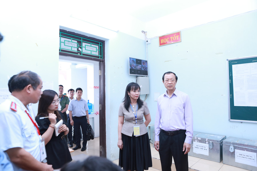 Đoàn công tác của Bộ GD&ĐT kiểm tra việc chấm thi trắc nghiệm tại tỉnh Ninh Bình sáng 3/7. Ảnh: Đình Tuệ. 9.jpg