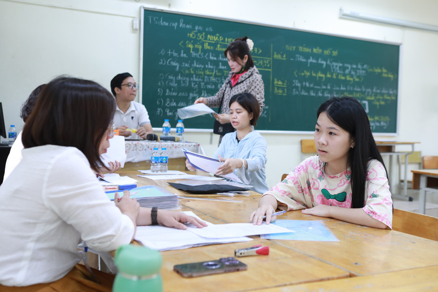 Đăng nhập vào MM886 Việt Nam tới làm thủ tục nhập học vào lớp 10 Trường THPT Hoàng Văn Thụ (Hà Nội) năm 2025. Ảnh: Đình Tuệ. 1.jpg