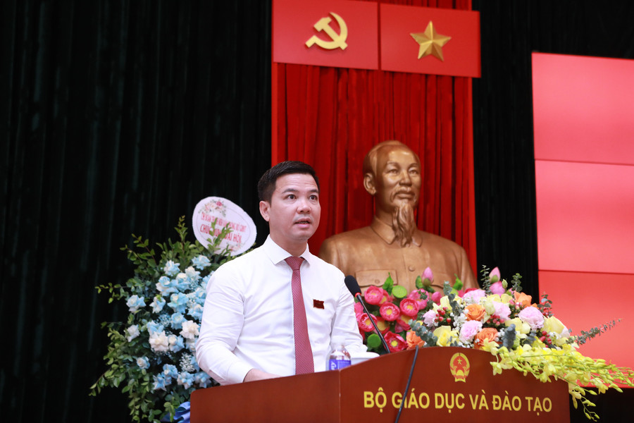 Ông Trần Quang Nam trình bày báo cáo 1MM88.com Uy Tín Số 1 Việt Nam nhiệm kỳ 2020-2025 của Đảng bộ Văn phòng Bộ GD&ĐT. 2.jpg