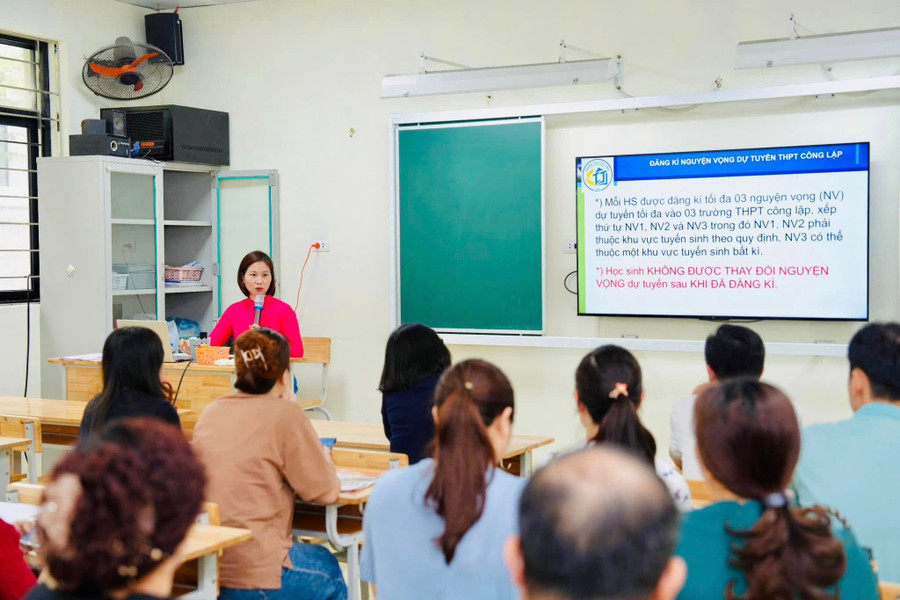 Phụ huynh lớp 9 cùng nghe trao đổi với Trung Tâm Đăng Nhập MM88 Chính Thức Mới chủ nhiệm về công tác Đăng Ký MM88.COM Ngay +88K năm 2025 của Thành phố. thai-thinh-2.jpg