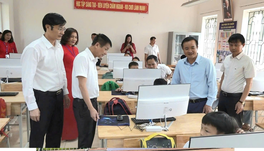 Hệ thống máy tính ở Phòng Tin học Trường Tiểu học Tòng Bạt, huyện Ba Vì được trang bị đầy đủ. tong-bat.jpg