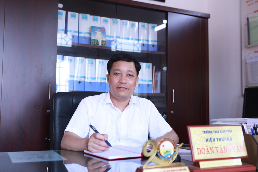 Hiệu trưởng Trường THCS Giao Thủy Doãn Văn Tuấn. Ảnh: Đình Tuệ. 3.jpg