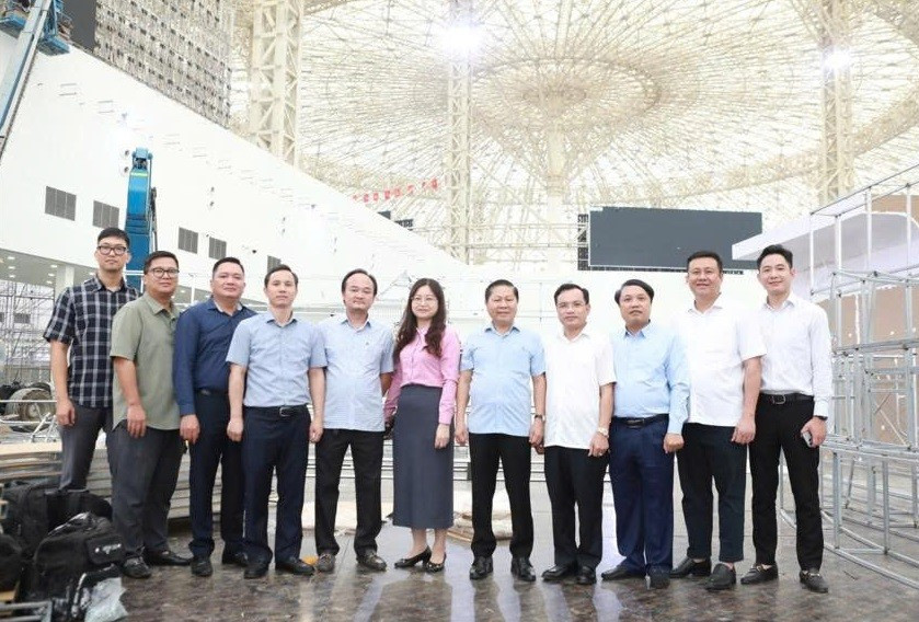 Đoàn kiểm tra do Thứ trưởng Lê Tấn Dũng dẫn đầu tới kiểm tra công tác thi công tại khu vực triển lãm thành tựu 80 năm ngành Giáo dục. trien-lam-3.jpg