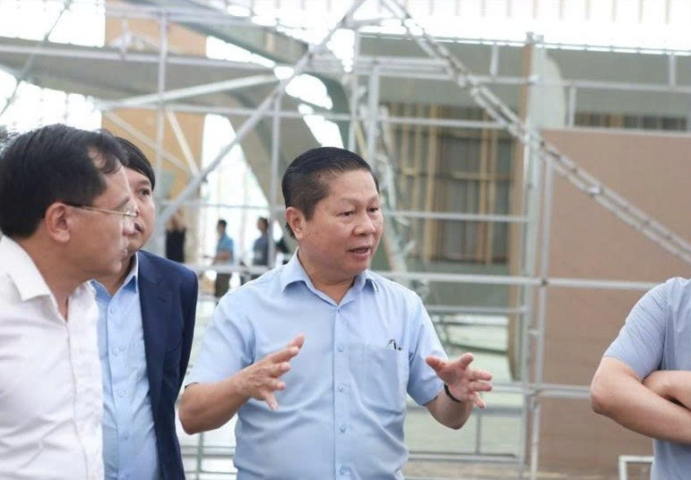 Thứ trưởng Lê Tấn Dũng yêu cầu đơn vị thi công triển khai các hạng mục đảm bảo an toàn, đúng tiến độ. Ảnh: Đình Tuệ.