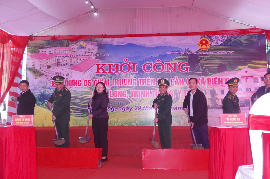 Các đại biểu thực hiện nghi thức khởi công xây dựng điểm trường Xà Khái Tủng, xã Pha Long, tỉnh Lào Cai. tru-7.jpg