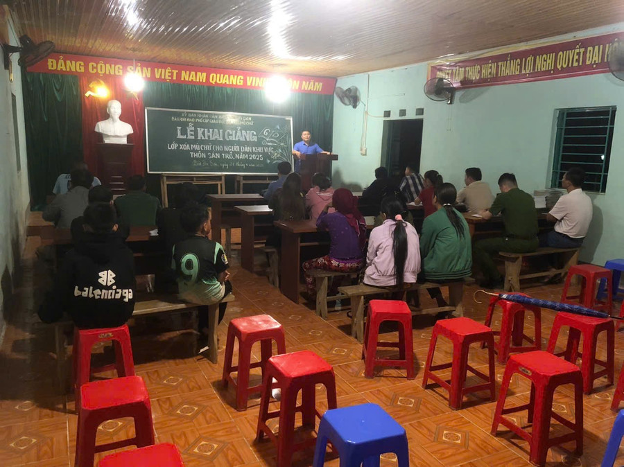Lớp học không cần quá cầu kỳ vì chỉ có bàn ghế, bảng phấn và sách bút dưới ánh đèn điện thắp sáng. san-tro-4.jpg