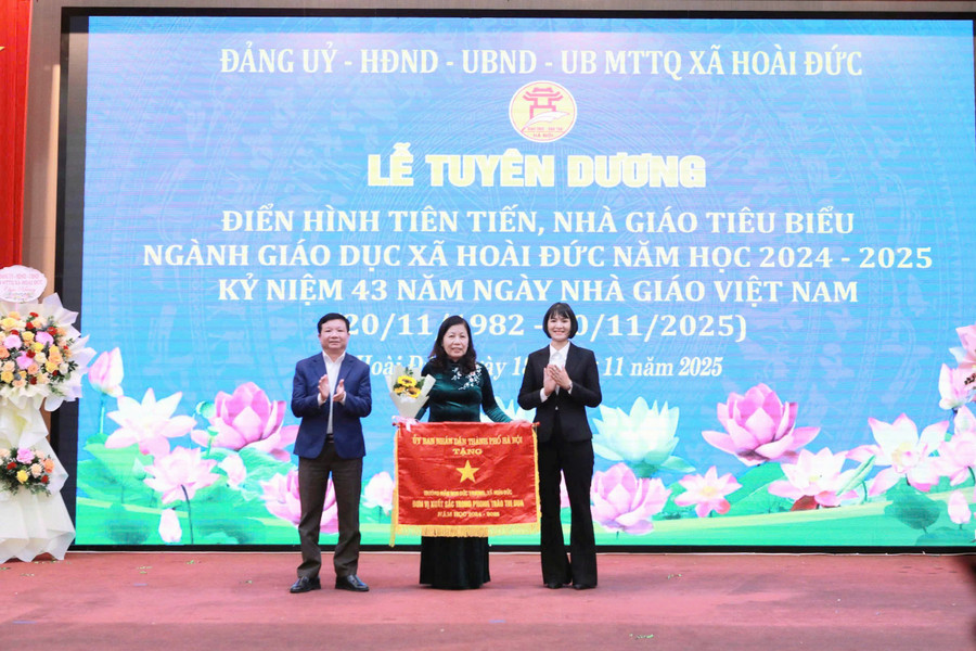 Đại diện Trường Mầm non Đức Thượng đón nhận Cờ thi đua của Thành phố trao tặng. hd-4.jpg