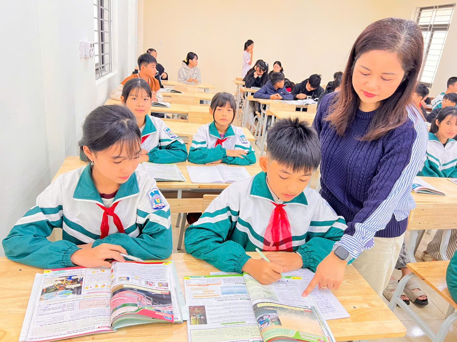 Cô Kiên tận tâm hướng dẫn MM886 slot game, bắn cá, lô đề, đá gà trong giờ học Tiếng Anh trên lớp. kien-3.jpg