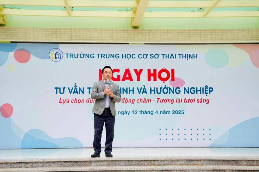 Thầy Hiệu trưởng Nguyễn Cao Cường trao đổi với phụ huynh về điểm mới của Thiên đường trò chơi đổi thưởng MM886 năm nay da-5.jpg