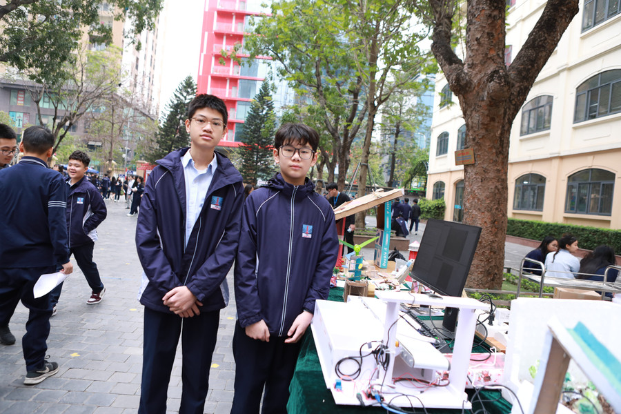 Hai em Vinh và Tuấn đều học lớp 8 nhưng đều đam mê công nghệ và có sản phẩm tham gia trưng bày tại ngày hội. 7.jpg