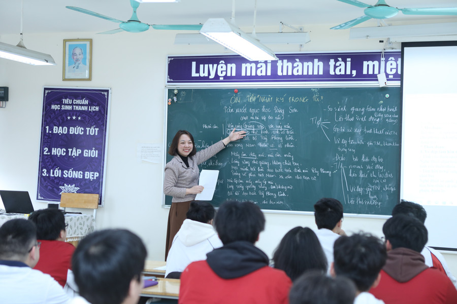 Cô trò cùng nhau ôn luyện kiến thức môn Ngữ văn. 8.jpg