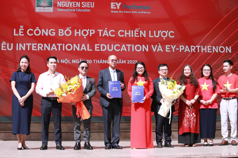 Đại diện Trường Nguyễn Siêu và Ernst & Young-Parthenon công bố thỏa thuận hợp tác chiến lược cho giai đoạn phát triển mới. 8.jpg