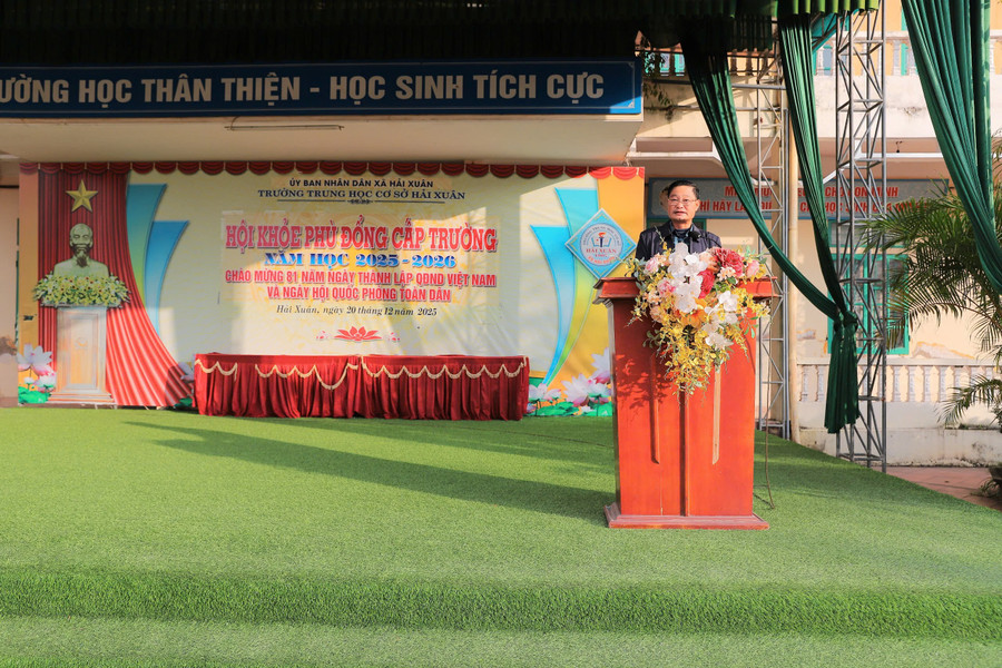 Thầy Nguyễn Hải Sơn, Hiệu trưởng Trường THCS Hải Xuân phát biểu tại Hội khỏe Phù Đổng cấp trường năm học 2025-2026. tt8.jpg